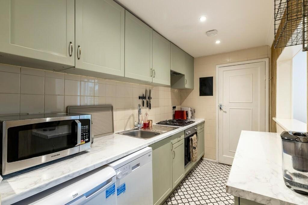 Lovely West London Entire Apartment ภายนอก รูปภาพ