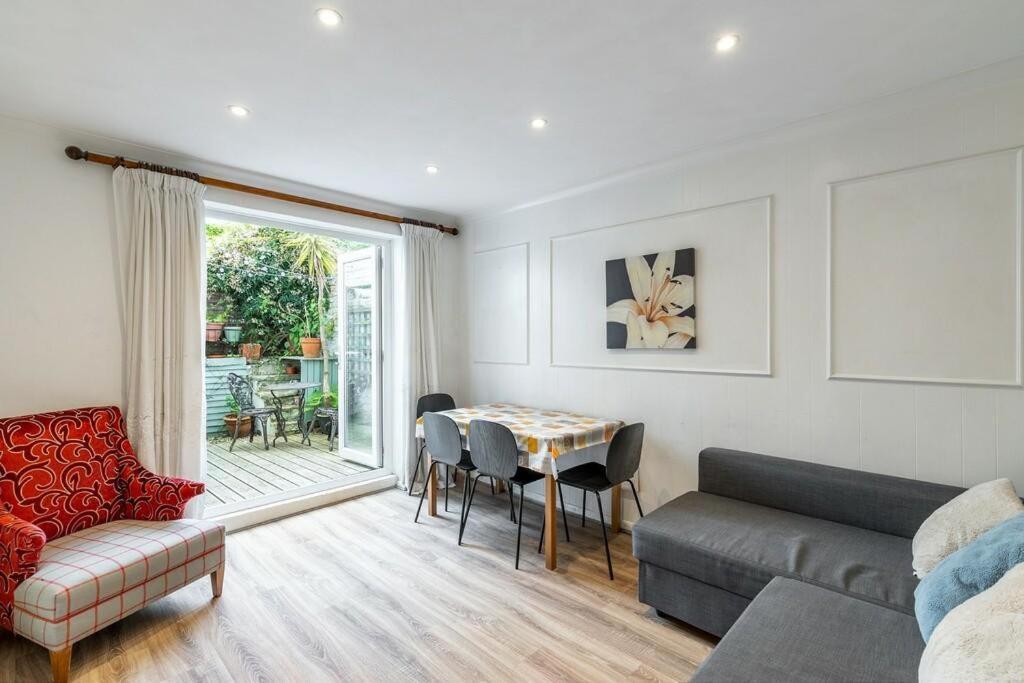 Lovely West London Entire Apartment ภายนอก รูปภาพ