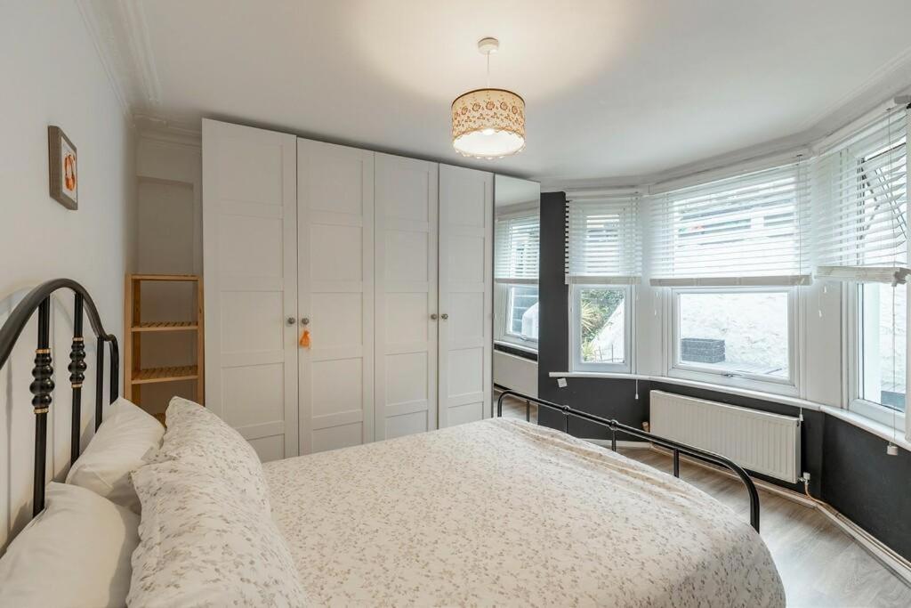 Lovely West London Entire Apartment ภายนอก รูปภาพ