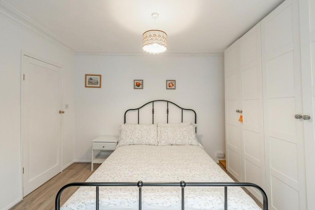 Lovely West London Entire Apartment ภายนอก รูปภาพ