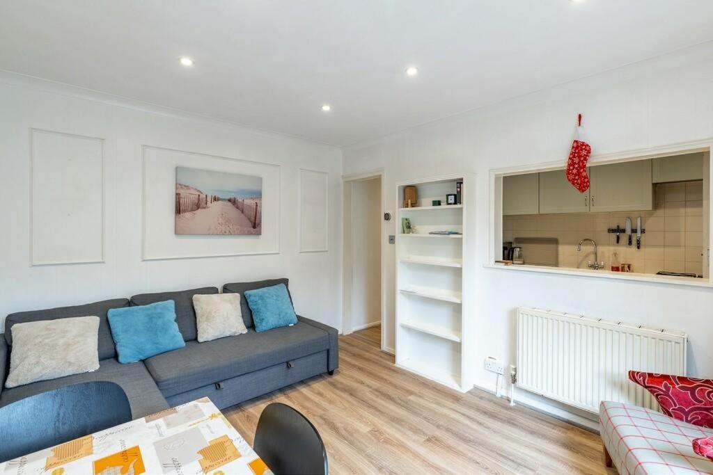 Lovely West London Entire Apartment ภายนอก รูปภาพ